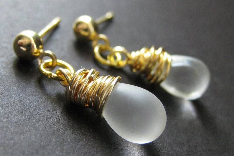 Hängeohrringe Draht Gewickelt Frosted Weiß Hängeohrringe. Post Ohrringe in Gold. Handmade Schmuck von TheTeardropShop