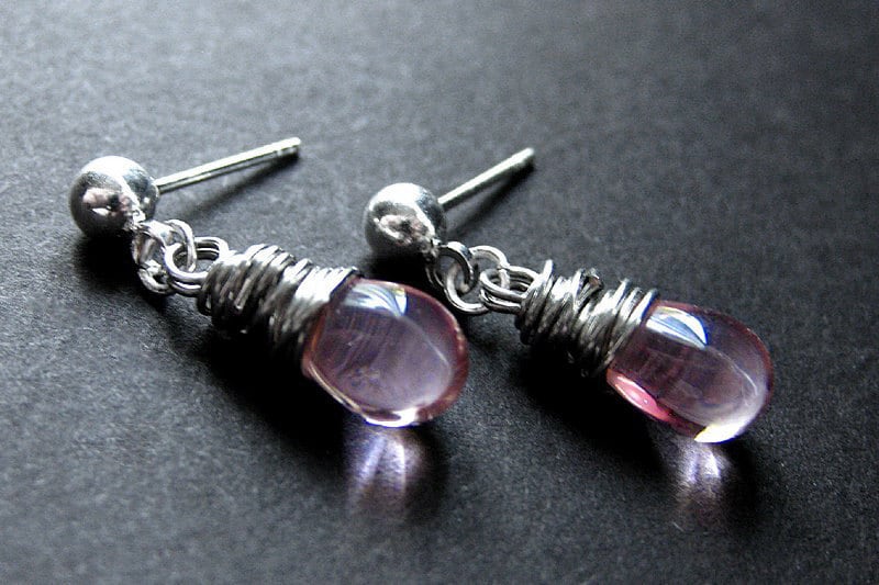 Hängeohrringe Draht Gewickelt Klar Rosa Teardrop Ohrstecker in Silber. Handmade Schmuck von TheTeardropShop