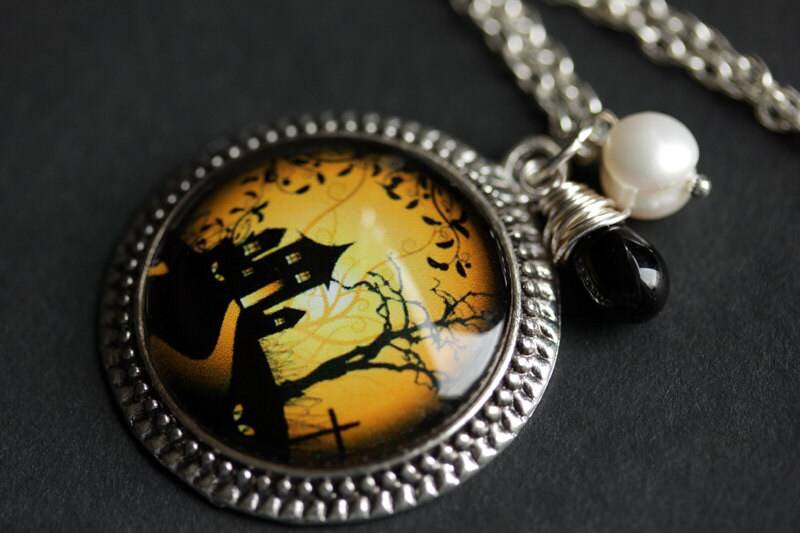 Halloween-Halskette. Haunted House Anhänger Mit Süsswasserperle Und Schwarzer Tropfen. Orange Halskette. Sonnenuntergang Handgemachte von TheTeardropShop