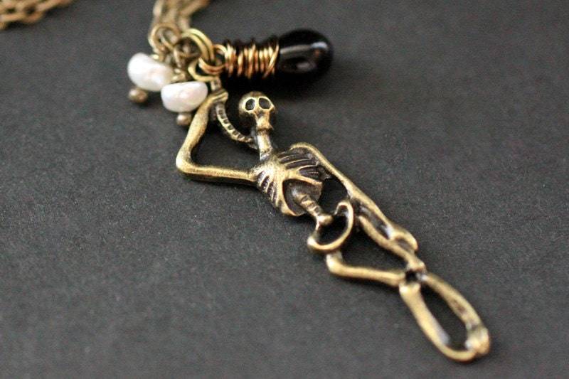 Halloween-Halskette. Skelett Halskette Mit Schwarzem Tropfen Und Süßwasserperlen. Charm Halskette. Handmade Schmuck von TheTeardropShop