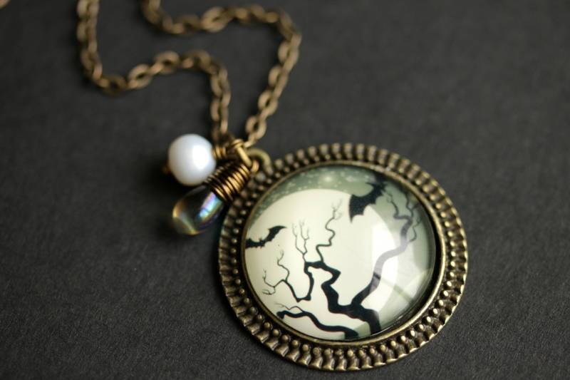 Halloween Nacht Halskette. Fledermaus Anhänger. Gruselige Halskette Mit Glastropfen Und Süsswasserperle. Graue Bronze Kette von TheTeardropShop