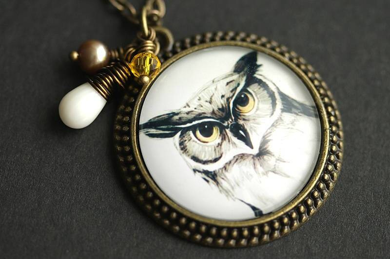 Halskette Mit Gehörnte Eule. Graue Eule Als Anhänger. Vogel Weißer Koralle, Gelber Kristall, Taupe Süsswasserperle. Bronze Kette von TheTeardropShop