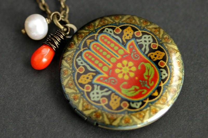 Hamsa Locket Halskette. Halskette Mit Orange Koralle Tropfen Und Süsswasserperle. Bronze Khamsa Foto Locket von TheTeardropShop