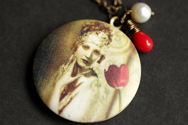 Handgemachte Damen Halskette. Vintage Frau Medaillon 1920Er Jahre Kunst Bronze Halskette Mit Rote Koralle Tropfen Und Perle. Bronze-Medaillon von TheTeardropShop