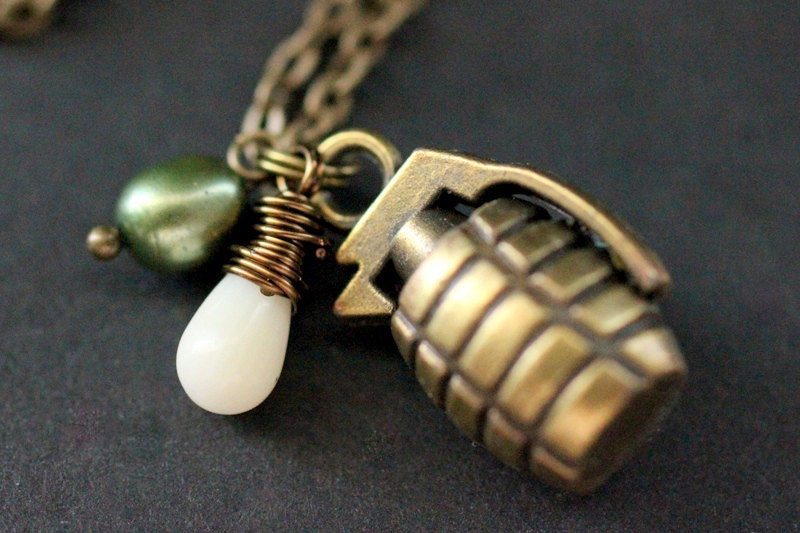 Handgranate Halskette. Armee Bronze Bettelkette Mit Armeegrüner Süßwasserperle Und Weißer Korallentropfen. Militär von TheTeardropShop