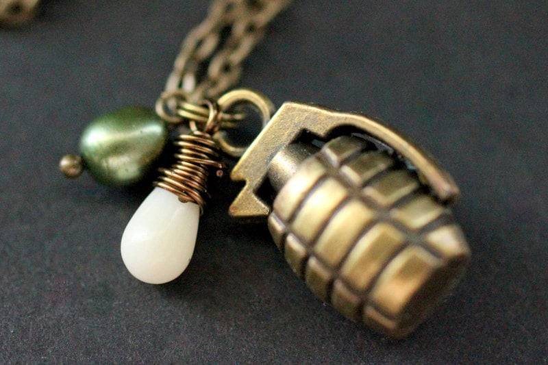 Handgranate Halskette. Armee Bronze Bettelkette Mit Armeegrüner Süßwasserperle Und Weißer Korallentropfen. Militär von TheTeardropShop