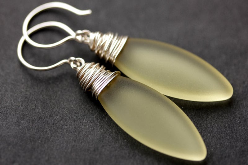 Hellgelbe Seaglass Ohrringe. Marquis Style Gefrostete Draht Gewickelt Handmade Schmuck von TheTeardropShop
