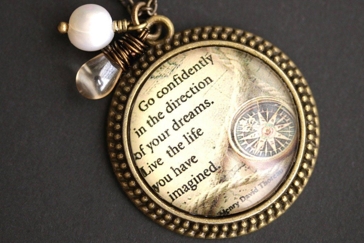 Henry David Thoreau Zitat-Halskette. "Go Confidently Zitat Anhänger Mit Glastropfen Und Süßwasserperle. Halskette von TheTeardropShop