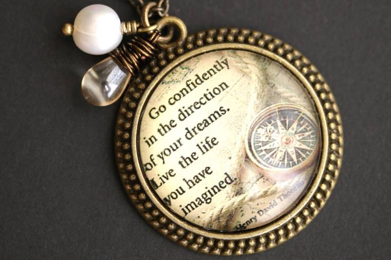 Henry David Thoreau Zitat-Halskette. "Go Confidently Zitat Anhänger Mit Glastropfen Und Süßwasserperle. Halskette von TheTeardropShop