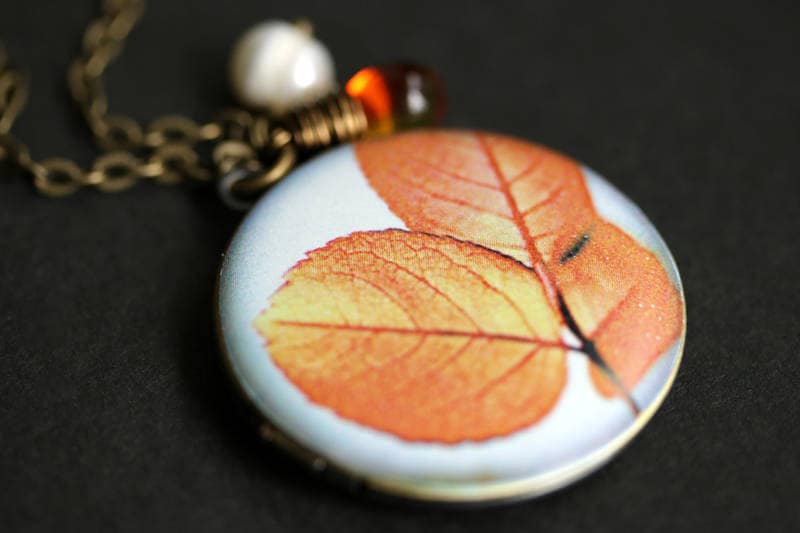 Herbst Blatt Locket Halskette. Baumblatt-Halskette Mit Glastropfen Und Süsswasserperlenanhänger. Orange Blätter Bronze-Medaillon von TheTeardropShop