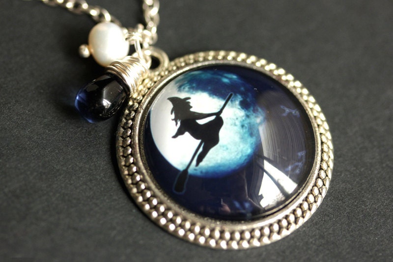 Hexe Halskette. Anhänger. Halloween Halskette Mit Dunkelblauer Träne Und Süßwasserperle. Blauer Mond Handgemachte von TheTeardropShop