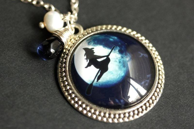 Hexe Halskette. Anhänger. Halloween Halskette Mit Dunkelblauer Träne Und Süßwasserperle. Blauer Mond Handgemachte von TheTeardropShop