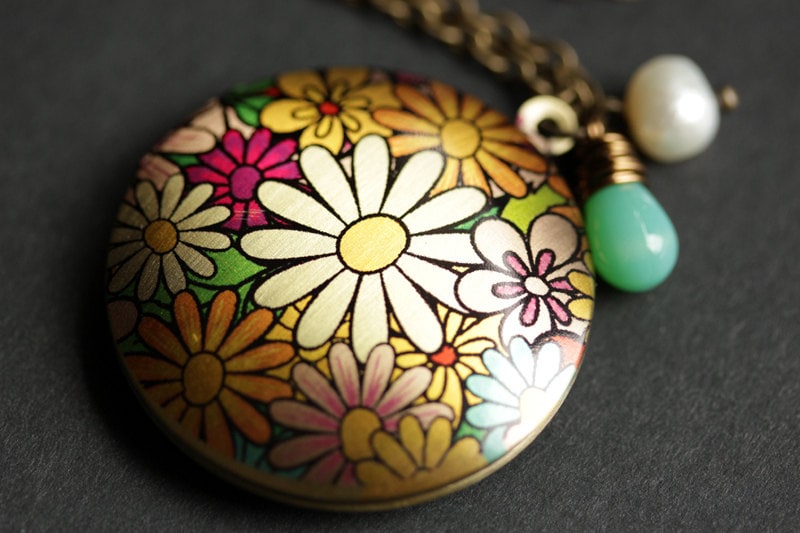 Hippie Blumen Medaillon Halskette. Gänseblümchen Floral Mit Türkis Glass Teardrop Und Süßwasserperle. Bronze Kette von TheTeardropShop