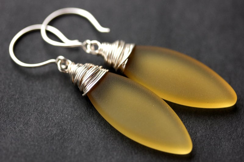 Honig-Seglas-Ohrringe. Seaglass Ohrringe. Marquis Style Gefrostete Draht Gewickelt Handmade Schmuck von TheTeardropShop