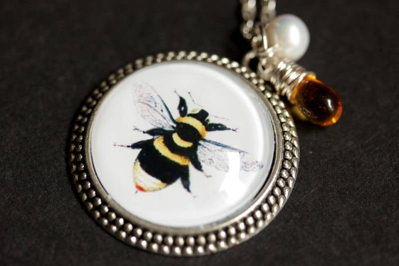 Hummel Halskette. Anhänger Mit Honigtropfen Und Süßwasserperle. Insekten Handgemachte von TheTeardropShop