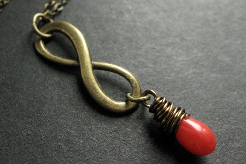Infinity Halskette. Orange Koralle Teardrop Halskette Wire Wrapped in Bronze. Handmade Schmuck von TheTeardropShop