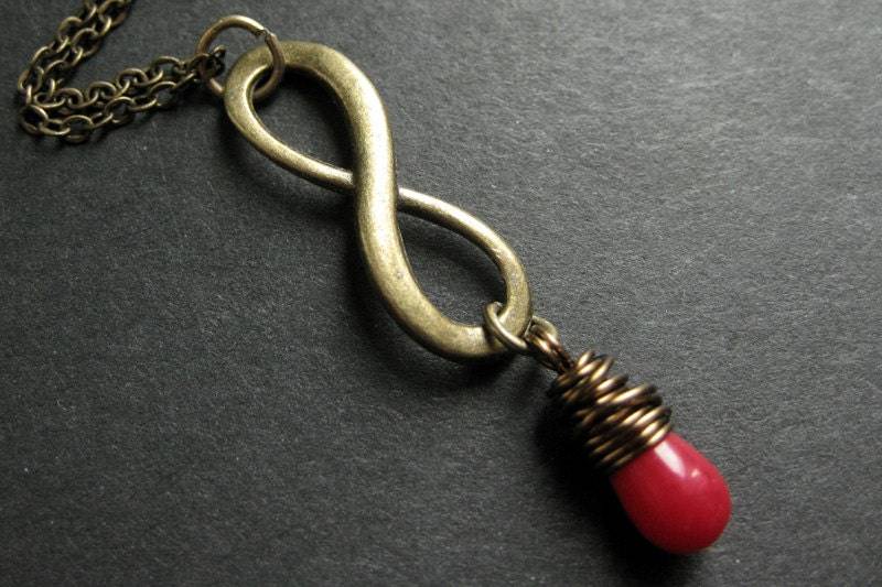 Infinity Halskette. Rote Koralle Teardrop Halskette Wire Wrapped in Bronze. Handmade Schmuck von TheTeardropShop