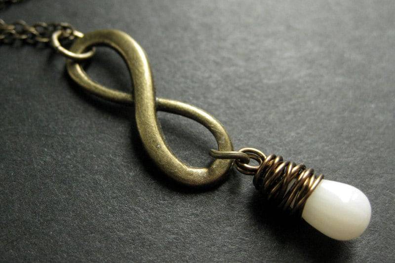 Infinity Halskette. Weisse Koralle Teardrop Halskette Wire Wrapped in Bronze. Handmade Schmuck von TheTeardropShop
