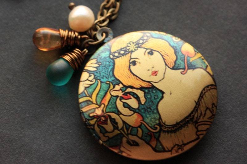Jugendstil Medaillon Halskette. Frauen Halskette Mit Glastropfen Und Süßwasserperle. Bronze-Medaillon. Handmade Schmuck von TheTeardropShop