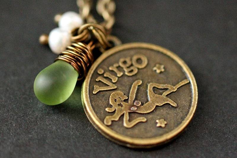 Jungfrau Halskette. Sternzeichen-Halskette. Sonnenzeichen Charm Halskette Mit Glastropfen Und Perlen. Handmade Schmuck von TheTeardropShop