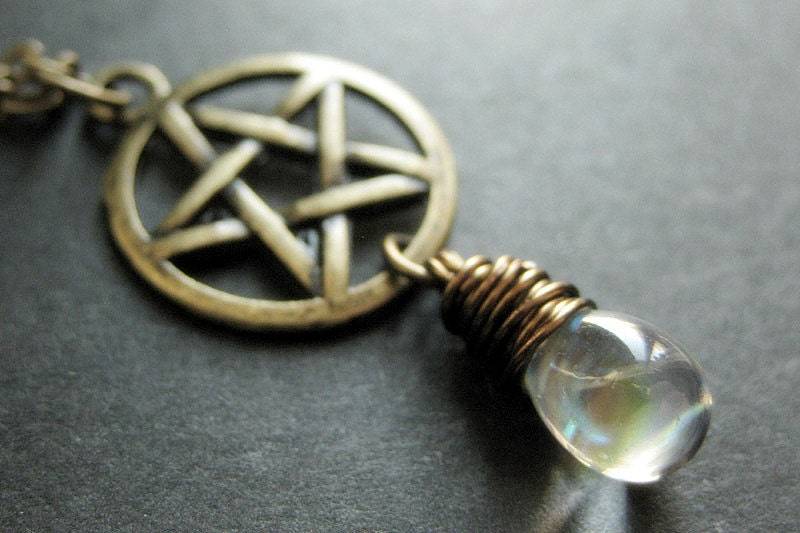 Klare Teardrop Anhänger Halskette. Bronze Pentagramm Wicca Schmuck. Handmade von TheTeardropShop