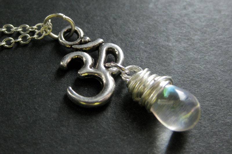 Klare Teardrop Halskette. Ohm-Halskette. Om Halskette in Silber. Yoga-Halskette. Yoga-Schmuck. Handmade Schmuck von TheTeardropShop