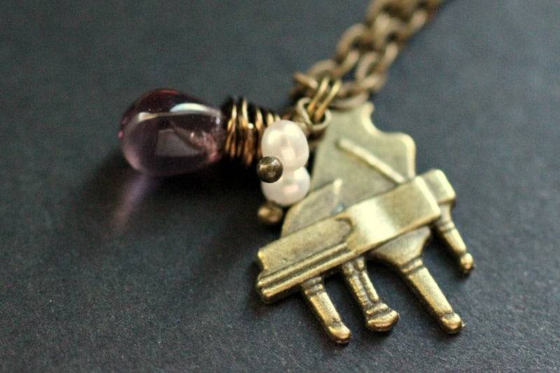 Klavier-Halskette. Grand Piano Halskette Mit Glastropfen Und Süsswasserperle. Bronze Kette. Musik-Halskette. Handgemachte Halskette von TheTeardropShop