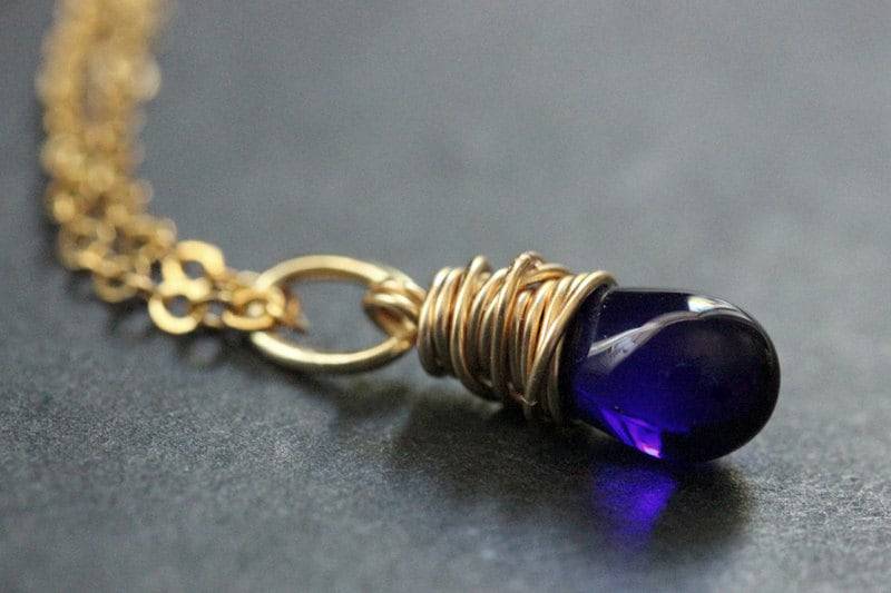 Kobalt Blau Halskette. Gold Blaue Tropfen Wire Wrapped Halskette in Gold. Brautjungfer Schmuck. Handgemachte von TheTeardropShop