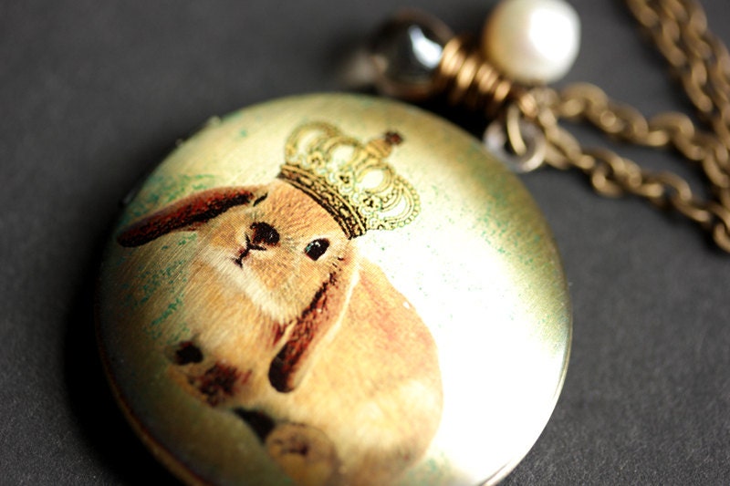 König Kaninchen Halskette. Braune Häschen Locket Bronze Medaillon Mit Glastropfen Und Süsswasserperle. Handmade Schmuck von TheTeardropShop