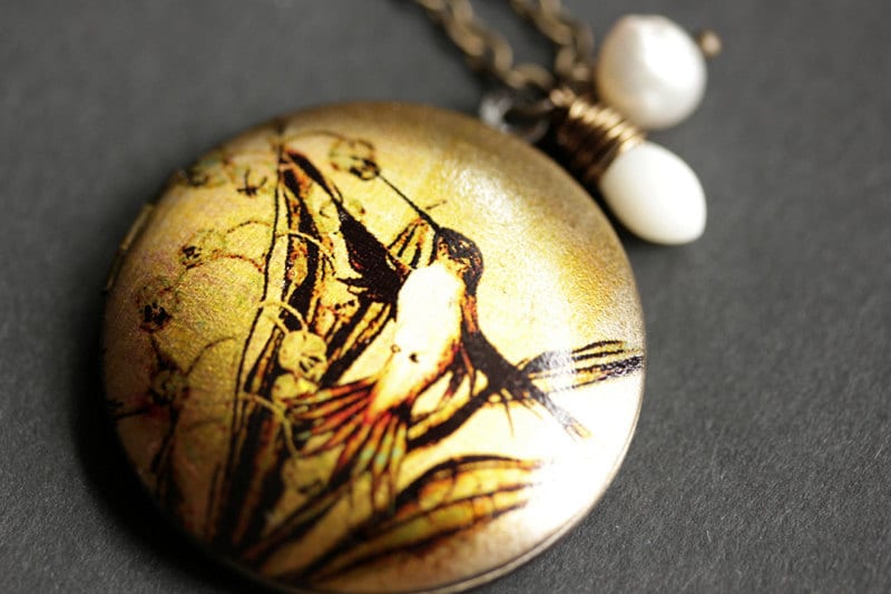 Kolibri Halskette. Vogel Locket Bronze-Medaillon. Halskette Mit Weißer Koralle Träne Und Perle Anhänger. Handgemachte von TheTeardropShop