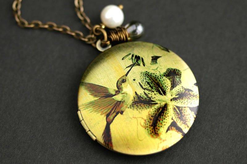 Kolibri Locket Halskette. Halskette Mit Grünem Tropfen Und Süßwasserperle. Vogel Bronze-Medaillon von TheTeardropShop