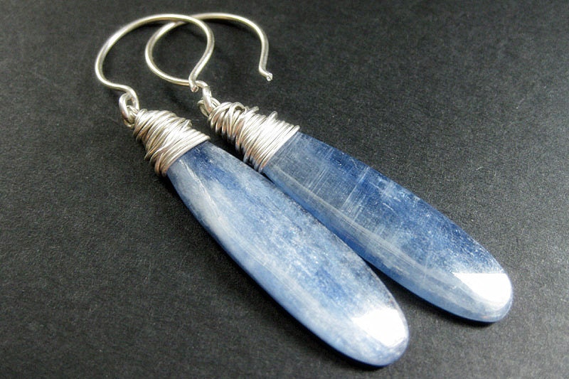 Kyanit Ohrringe. Sterling Silber Lange Edelstein Blaue Draht Gewickelt von TheTeardropShop