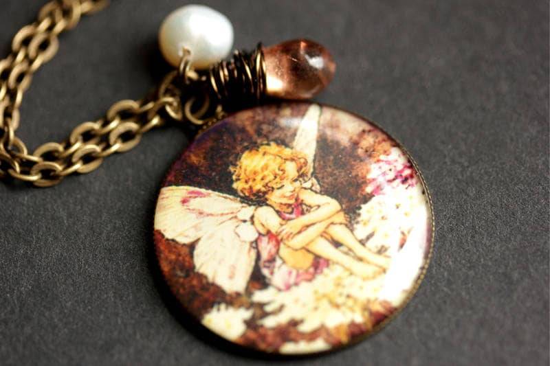 Lachende Fee Halskette. Anhänger Mit Rosa Perle Und Tropfen in Rosa. Handgemachte Bettelkette. Bronze Kette. Rosa von TheTeardropShop