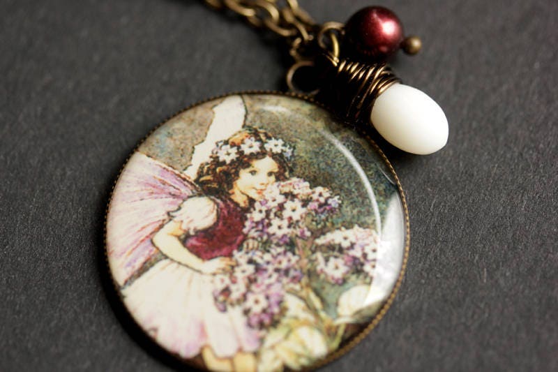 Lächelnde Fee Halskette. Violetter Elfen-Anhänger Mit Weißer Koralle in Tropfenform Und Perle. Charm Lila Bronze Kette von TheTeardropShop