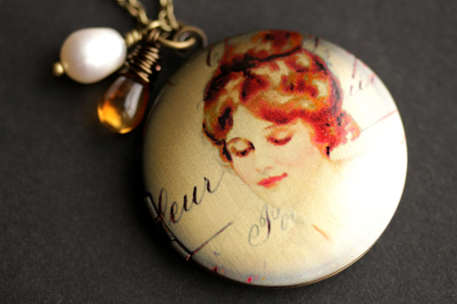 Lächelnde Frau Halskette. Rothaarige Locket Bronze Medaillon Mit Glastropfen Und Perle. Kette. Handmade Schmuck von TheTeardropShop