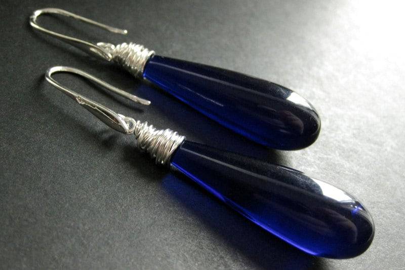 Lange Ohrringe. Kobalt Blau Extra Lange Ohrringe Mit Silberdraht Umwickelt. Handmade Schmuck von TheTeardropShop