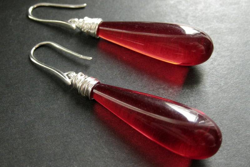 Lange Ohrringe. Rote Extra Lange Ohrringe Mit Silberdraht Umwickelt. Handmade Schmuck von TheTeardropShop
