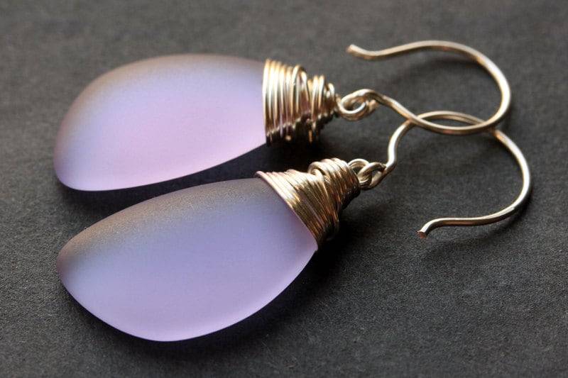 Lavendel Seaglass Ohrringe. Draht Gewickelt Flügel Handmade Schmuck von TheTeardropShop