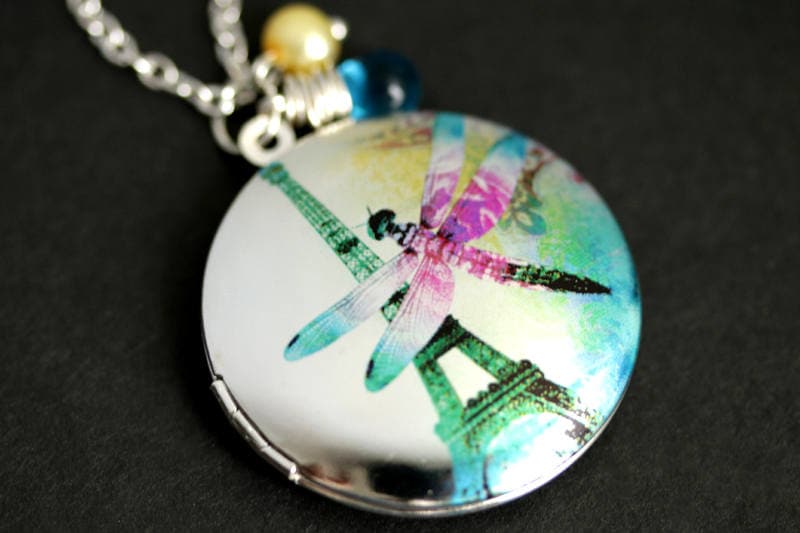 Libelle Locket Halskette. Eiffelturm-Halskette Mit Türkis-Blauem Tropfen Und Gelbem Perlenanhänger. Silber Medaillon. Foto-Medaillon von TheTeardropShop