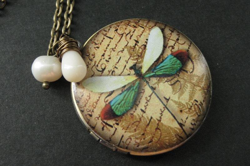 Libelle Locket Halskette. Libellen-Halskette Mit Weißer Koralle Und Süsswasserperle. Handmade Schmuck von TheTeardropShop