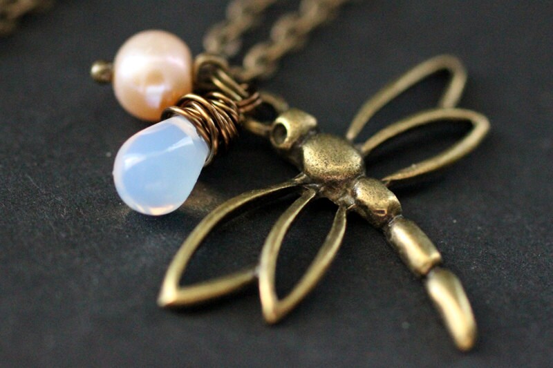 Libellen-Halskette Mit Milchig Weißem Glastropfen Und Rosa Perle. Bronze Kette. Libelle Charm Halskette. Handgemachte von TheTeardropShop