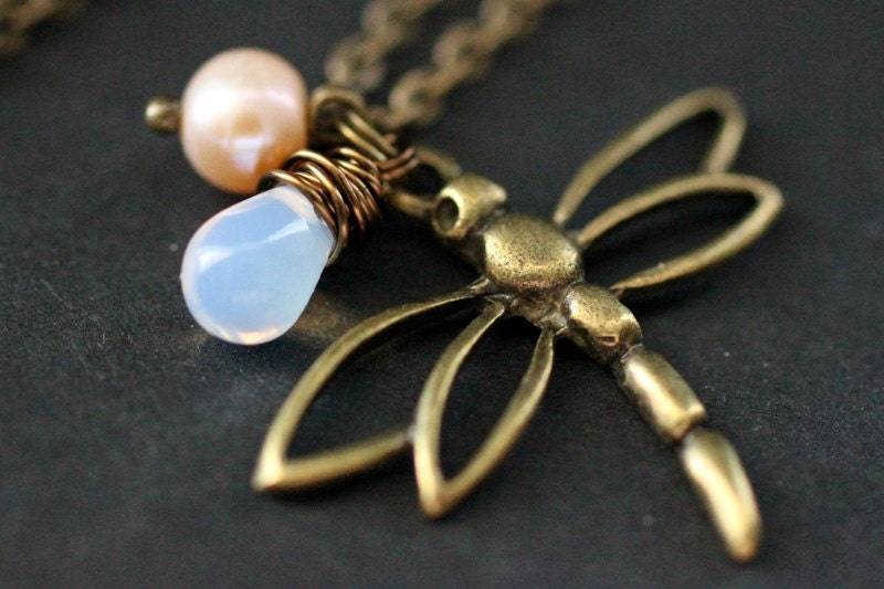 Libellen-Halskette Mit Milchig Weißem Glastropfen Und Rosa Perle. Bronze Kette. Libelle Charm Halskette. Handgemachte von TheTeardropShop