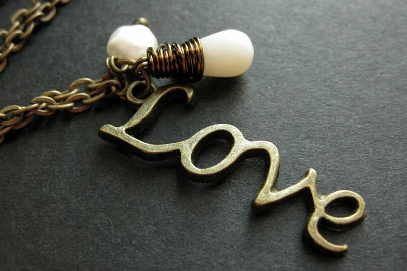 Liebe Halskette. Love Anhänger. Charm Halskette Mit Weißer Koralle Tropfen Und Perle. Handmade Schmuck von TheTeardropShop