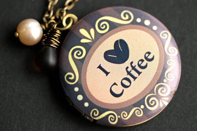 Liebe Kaffee Locket Halskette. Halskette Mit Gefrosteter Brauner Träne Und Süßwasserperlenanhänger. Kaffee-Liebhaber-Halskette. Bronze-Medaillon von TheTeardropShop