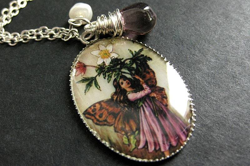 Lila Elfen Halskette. Amethyst Feenkette Mit Tropfen Und Perlenanhänger. Feen-Charm-Halskette. Handmade Schmuck von TheTeardropShop
