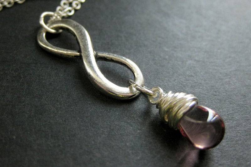 Lila Halskette. Draht Gewickelt Teardrop Silber Infinity Anhänger Handmade Schmuck von TheTeardropShop