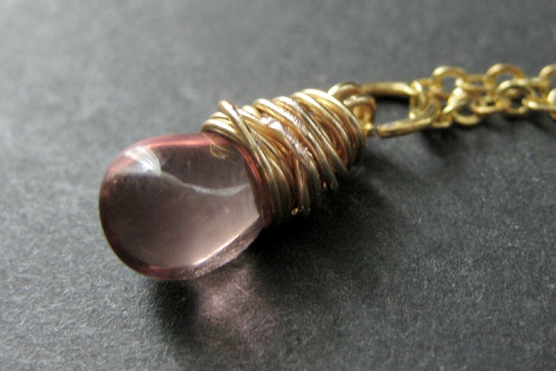 Lila Halskette. Teardrop Halskette Wire Wrapped in Gold. Brautjungfer Schmuck. Handgemachte von TheTeardropShop