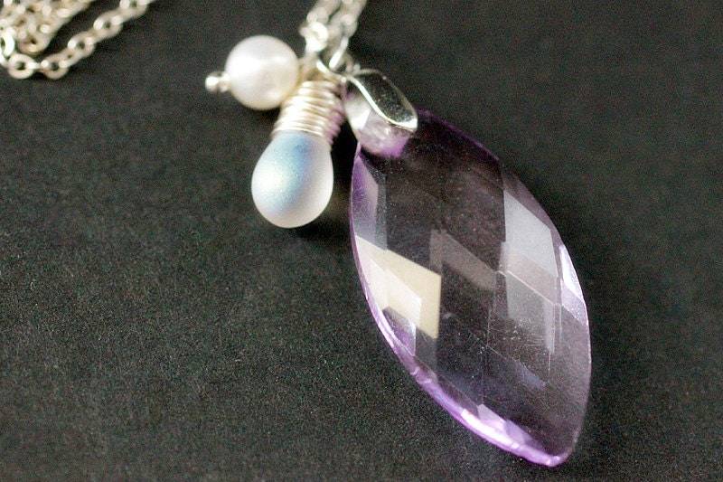 Lila Kristallhalskette. Lavendel Kristall Teardrop Halskette Mit Draht Gewickelt Und Perle. Halskette. Anhänger von TheTeardropShop