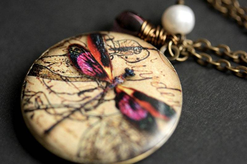 Lila Libelle Locket Halskette. Bronze-Medaillon. Libellen-Halskette Mit Träne Und Süßwasser-Perlenanhänger. Handmade Schmuck von TheTeardropShop
