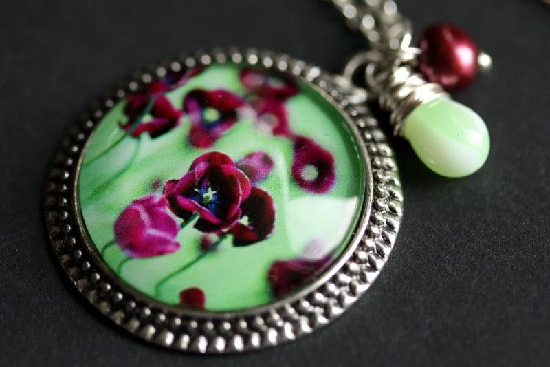 Lila Mohnblume Halskette. Blumenfeld Anhänger Mit Dark Mauve Süsswasserperle Und Mint Tropfen. Handgemachte von TheTeardropShop